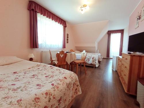 1 dormitorio con 1 cama, mesa y sillas en Wynajem Pokoi Rancho, en Ząb