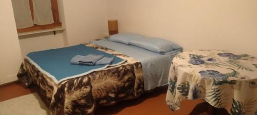 una camera con 2 letti singoli e asciugamani di Mono LOCALE a Carenno