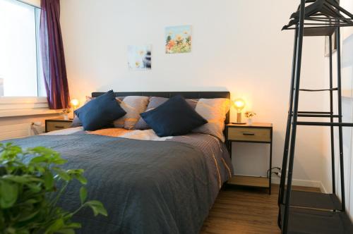 a bedroom with a bed with a ladder and a desk at Spirit Apartments - Balkon - Bergsicht - Parkplatz in Engelberg