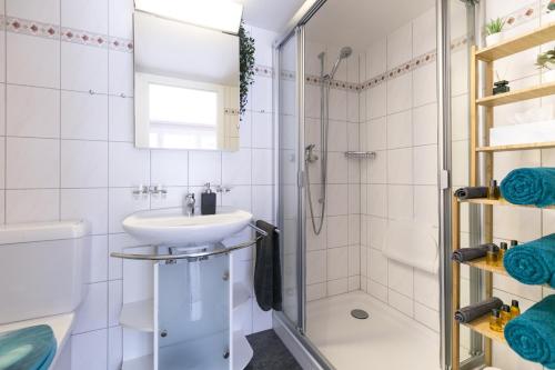 Ένα μπάνιο στο Spirit Apartments - Balkon - Bergsicht - Parkplatz