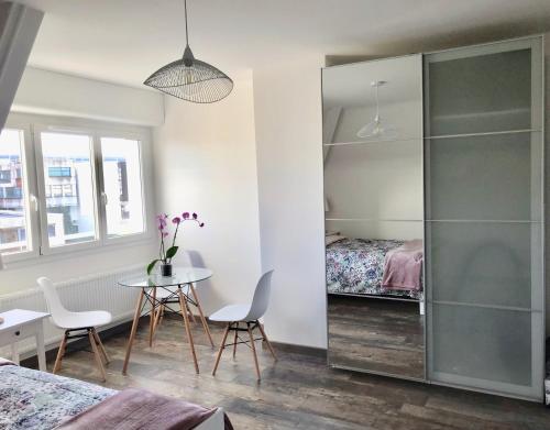 En eller flere senge i et værelse på Joli studio Résidence Villa Sévigné à Caen