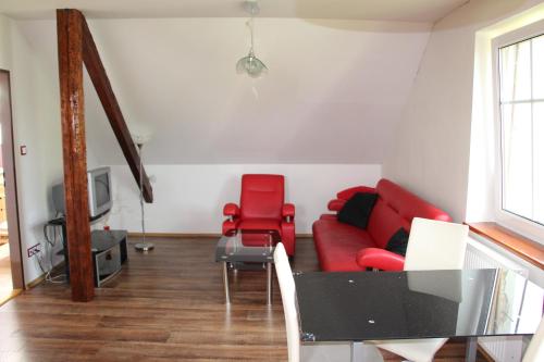 un soggiorno con divano rosso e sedia rossa di Vila Emilie - Hradební 44, Nové Hrady a Nové Hrady