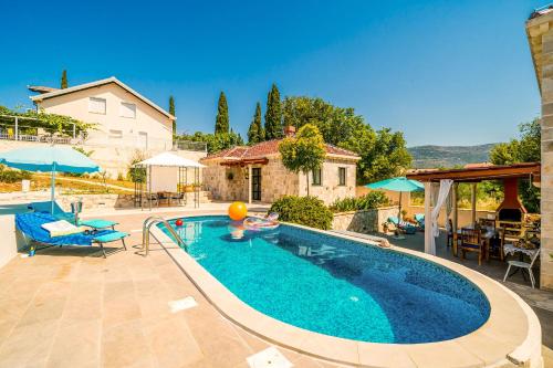 Villa Dubrovnik Chalets tesisinde veya buraya yakın yüzme havuzu