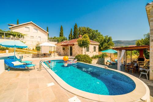 Bazén v ubytovaní Villa Dubrovnik Chalets alebo v jeho blízkosti
