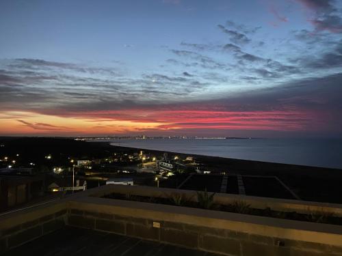 Blick auf den Strand bei Sonnenuntergang von einem Gebäude aus in der Unterkunft Apartamento en Sierra Ballena 2, vistas unicas in Punta del Este