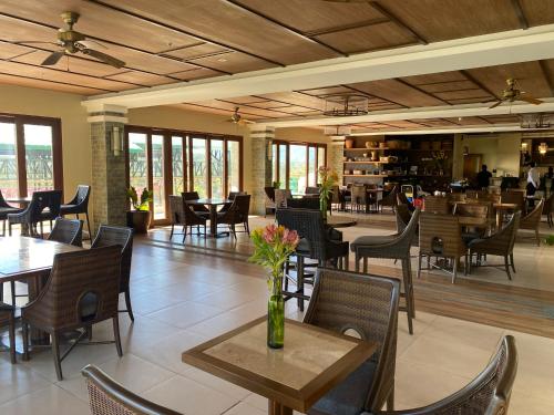 ein Esszimmer mit Tischen und Stühlen sowie ein Restaurant in der Unterkunft Rosarich Homestay - Bristle Ridge Residences in Baguio City