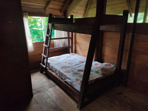 1 Schlafzimmer mit 2 Etagenbetten in einer Hütte in der Unterkunft Cabaña los Termales in Nuquí