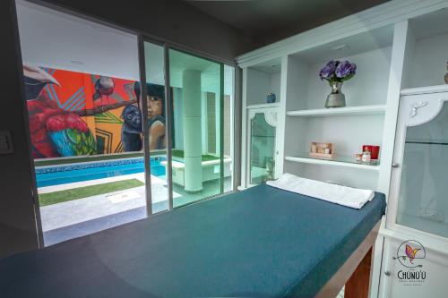 a room with a blue counter and a window at Hotel Boutique Casa chunuu Santa Marta in Santa Marta