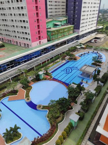 een uitzicht over een groot zwembad in een stad bij Apartment comfy 2 BR Scarlet in Jakarta