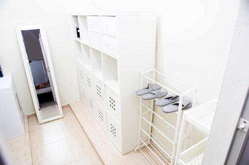 a white walk in closet with white shelves at El más completo, a menos de 5 minutos de la playa, free wifi fuera del alojamiento in San Felipe de Puerto Plata