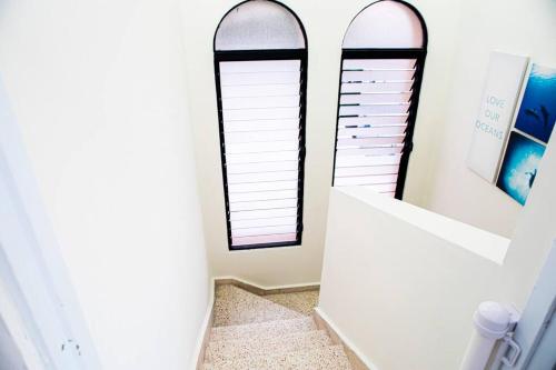 a bathroom with two mirrors in a white wall at El más completo, a menos de 5 minutos de la playa, free wifi fuera del alojamiento in San Felipe de Puerto Plata