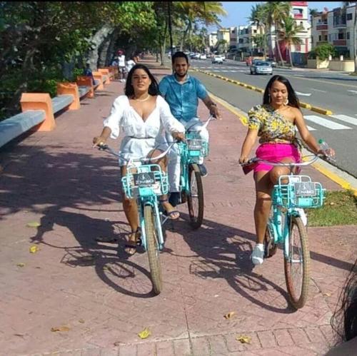 a group of people riding bikes down a street at El más completo, a menos de 5 minutos de la playa, free wifi fuera del alojamiento in San Felipe de Puerto Plata