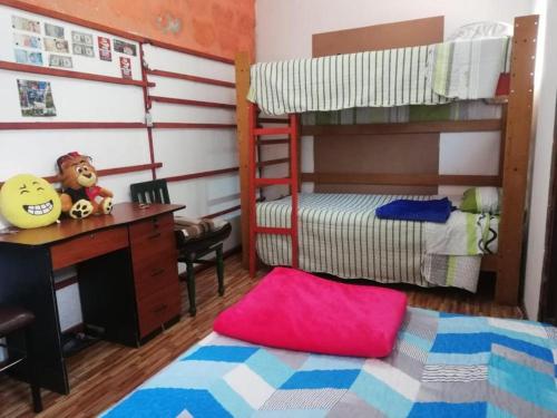 Tempat tidur susun dalam kamar di Hostel Viajeros Arequipa