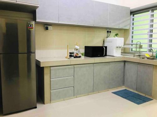 Dapur atau dapur kecil di Sarang Homestay - Landed House with 3 Bed Rooms