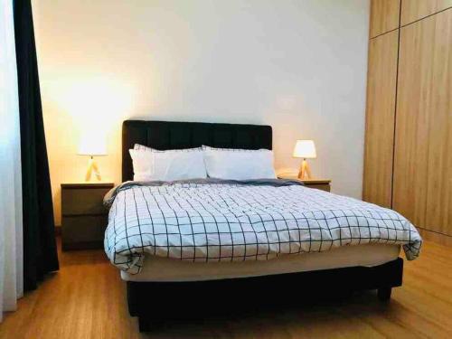 1 dormitorio con 1 cama con 2 lámparas en las mesas en Sarang Homestay - Landed House with 3 Bed Rooms, en Ipoh