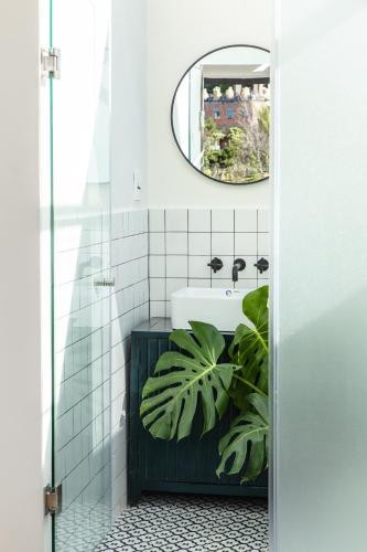 Xuan AnにあるHè Maison Boutique Stay & caféのバスルーム(シンク、鏡、植物付)