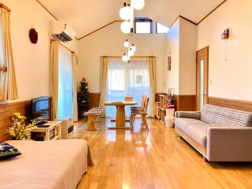 una sala de estar con un sofá y una mesa en Villa Relax, en Fujikawaguchiko