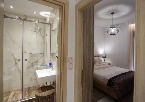 Kylpyhuone majoituspaikassa LA Larissa Luxury Apartments Trekke