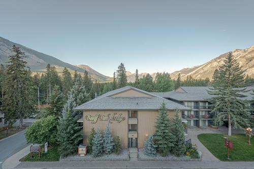 a hotel with a sign on the side of a building at Banff Park Lodge in Banff