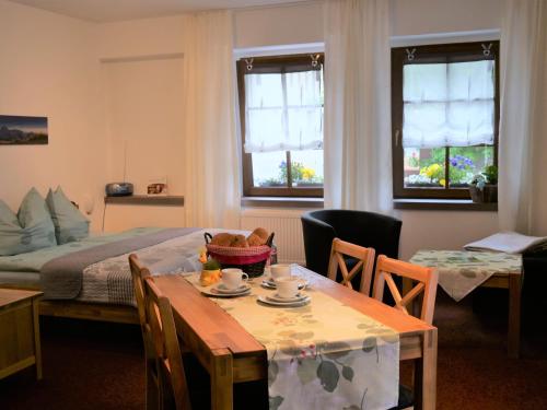 ein Wohnzimmer mit einem Bett, einem Tisch und Stühlen in der Unterkunft Ferienvermietung Engelstädter in Kurort Oberwiesenthal