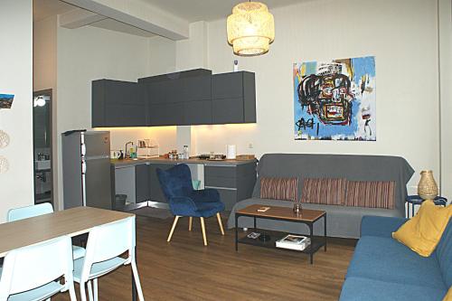 salon z kanapą i stołem w obiekcie Central studio in Monastiraki w Atenach