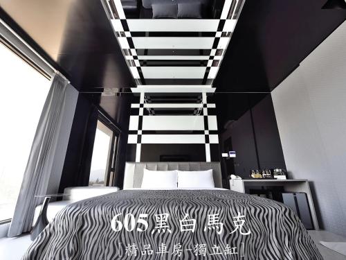 a bedroom with a black and white bed in a room at CoCo Motel Boutique in Puli