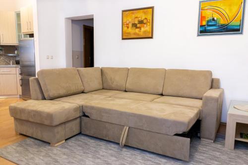 a brown couch in a living room at Apartmani Strsoglavec in Krapinske Toplice