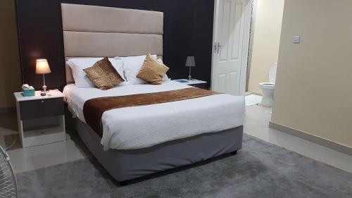 Postel nebo postele na pokoji v ubytování InstaHomes by Tru - Hillside Suite