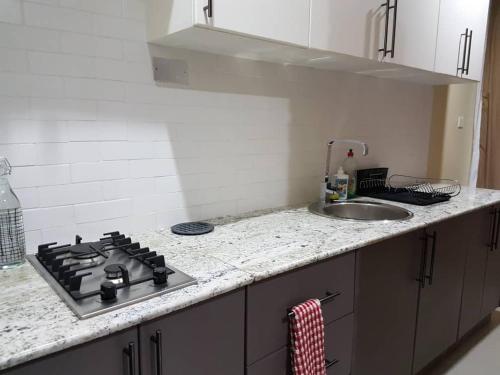 Kuchyň nebo kuchyňský kout v ubytování InstaHomes by Tru - Hillside Suite