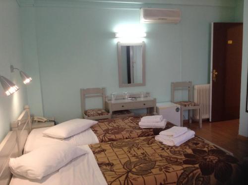 Posteľ alebo postele v izbe v ubytovaní Haritos Hotel - Geothermal Hot Swimming Pool