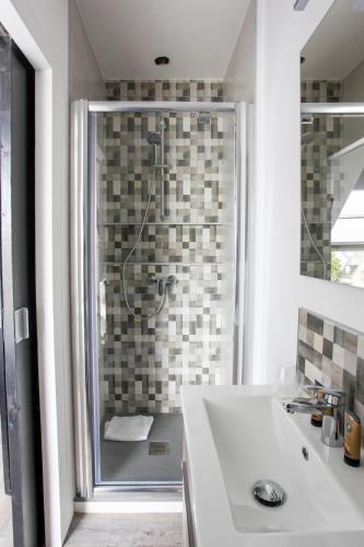 Un baño de Contact Hôtel de Matignon