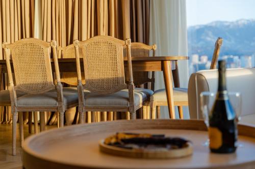Nespecifikovaný výhled na hory nebo výhled na hory při pohledu z hotelu