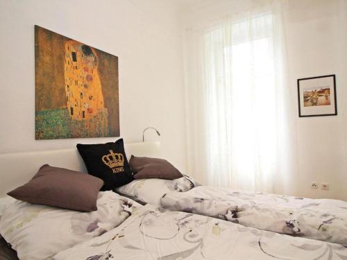 a bedroom with two beds and a painting on the wall at Ferienwohnung Kings in Vienna