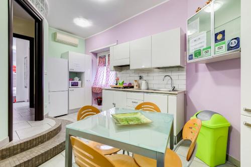 una cucina e una sala da pranzo con tavolo e sedie di B&B Casa Der Poeta a Roma