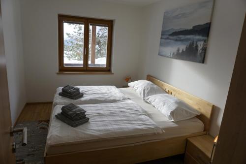 Llit o llits en una habitació de Bergheim Schmidt, Almhütten im Wald Appartments an der Piste Alpine Huts in Forrest Appartments near Slope
