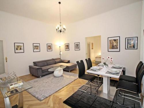 salon z kanapą i stołem w obiekcie Ferienwohnung Klimt w Wiedniu
