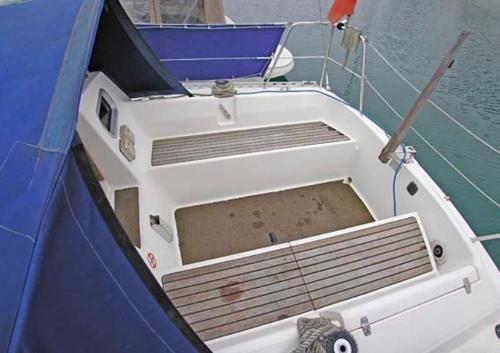 uma vista frontal de um barco com uma porta aberta em Cosy Sailing Boat Glamping Accommodation on the River in Sandwich em Sandwich