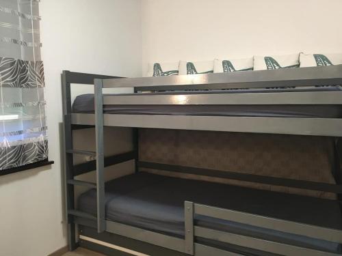 Katil dua tingkat atau katil-katil dua tingkat dalam bilik di Sunrise in Terme Catez