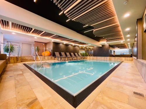 basen w holu hotelu w obiekcie Wellness- und Familienhotel Egger w Saalbach Hinterglemm