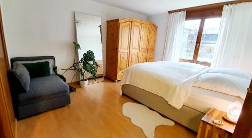 1 dormitorio con 1 cama, 1 silla y 1 ventana en Home, Swiss Home, 