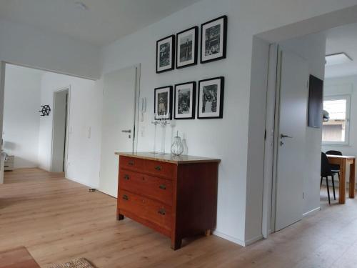 Landpartie في Freckenfeld: غرفة معيشة مع خزانة خشبية والصور على الحائط