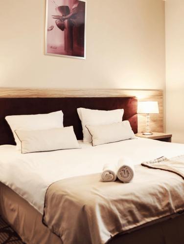 a bedroom with a large bed with two towels on it at Mela Verde in Zakręt
