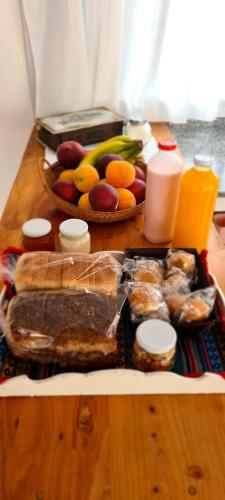 Puesto El Arroyito في تونويان: طاولة مع صينية طعام وصحن فاكهة