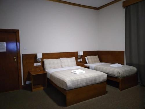 Кровать или кровати в номере Douglas Hotel