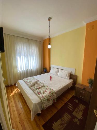 um quarto com uma grande cama branca num quarto em Beautiful apartment in the center of Thessaloniki em Tessalônica