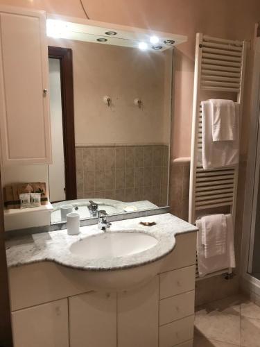 a bathroom with a sink and a large mirror at NANDO in Bellagio