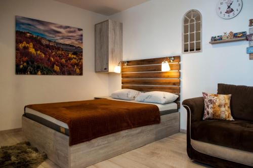 sypialnia z łóżkiem i kanapą w obiekcie KOP P95 Milmari w mieście Kopaonik