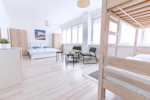 um quarto com uma cama, uma mesa e cadeiras em The Dots Hostel em Zagreb