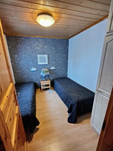 a bedroom with a bed and a table in a room at Lake Cottage Jänisvaara in Kolinkylä