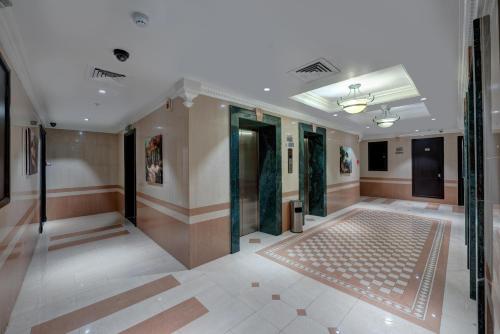 Lobbyen eller receptionen på Emirates Grand Hotel